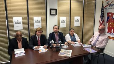 Miembros de la comisión fiscalizadora de crÍmenes de lesa humanidad en Cuba y el presidente del Directorio Democrático Cubano (der.) Orlando Gutiérrez. (D. CASTROPÉ)