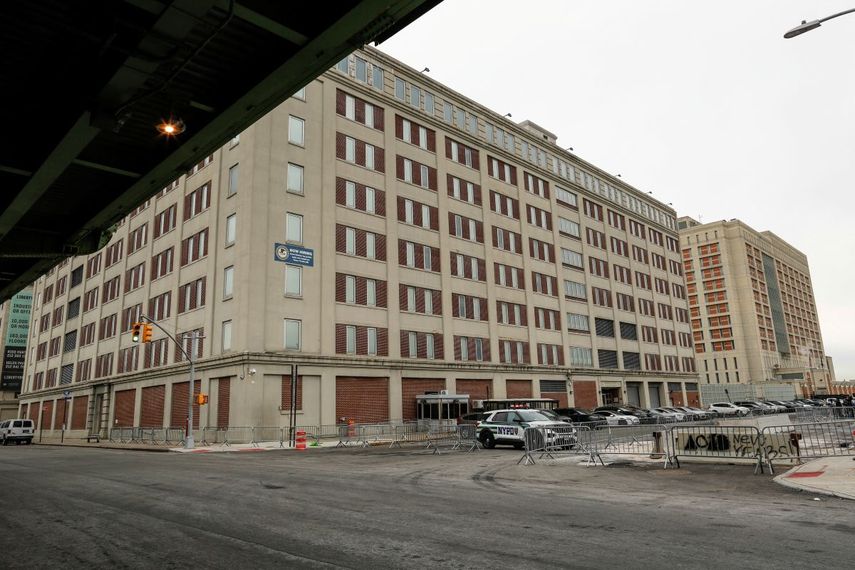Vista del Centro de Detención Metropolitano en el barrio de Brooklyn de la ciudad de Nueva York, donde Nicolás Maduro, permaneció recluido durante la noche antes de su audiencia de lectura de cargos el 5 de enero de 2026. El dictador izquierdista Nicolás Maduro, de 63 años, enfrenta cargos de narcotráfico junto con su esposa, quien también fue capturada y sacada de Caracas en el impactante asalto estadounidense del 3 de enero, que incluyó comandos, bombardeos de aviones a reacción y una enorme fuerza naval frente a las costas de Venezuela.