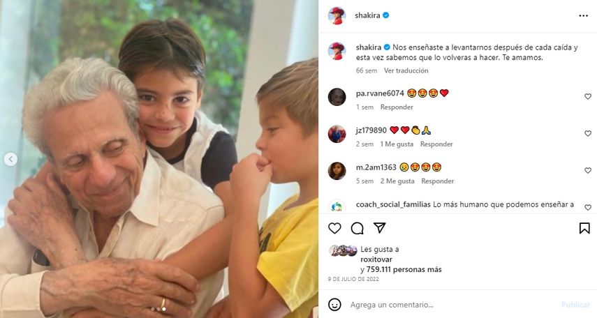 Sasha y Milan, hijos de la cantante Shakira y el exfutbolista Gerard Piqué, abrazan a su abuelo William Mebarak.&nbsp;