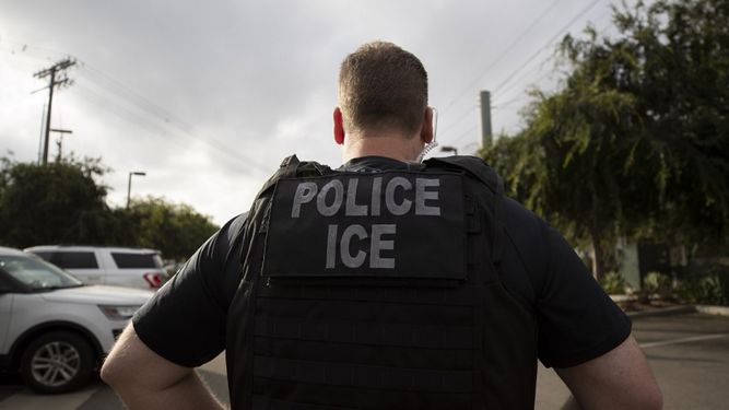 Un agente del Servicio de Control de Inmigración y Aduanas (ICE, por sus siglas en inglés).