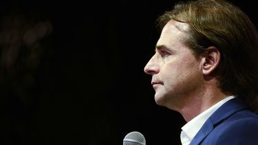 Luis Lacalle, candidato presidencial del Partido Nacional, se dirige a sus simpatizantes al final de la jornada electoral en Montevideo, Uruguay, el domingo 27 de octubre de 2019.&nbsp;