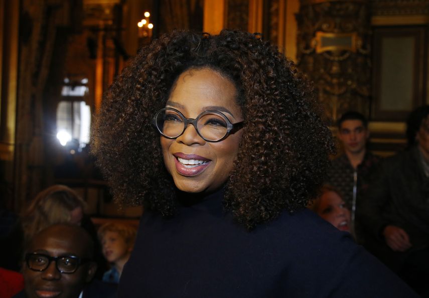 En esta fotograf&iacute;a de archivo del 4 de marzo de 2019 muestra a Oprah Winfrey en la presentaci&oacute;n de la colecci&oacute;n de confecci&oacute;n de Stella McCartney oto&ntilde;o invierno 2019-2020 en Par&iacute;s. Winfrey donar&aacute; 13 millones para apoyar las becas al College Morehouse de Atlanta, una instituci&oacute;n hist&oacute;ricamente negra.&nbsp;
