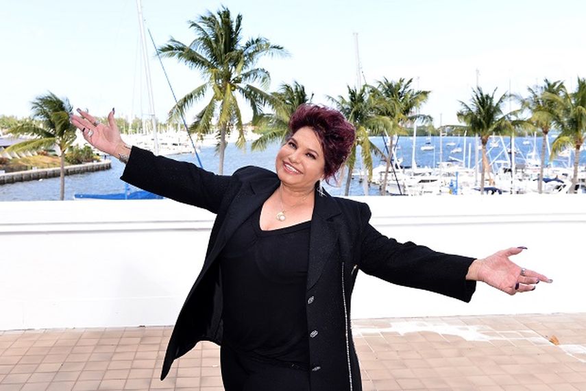 La cantante cubana Annia Linares agradece al público de Miami  (ÁLVARO MATA) 