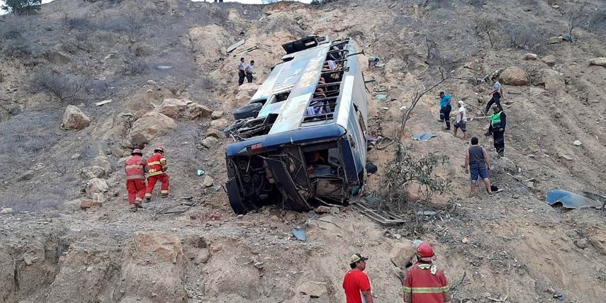 En esta foto entregada por la policía de autopistas de Perú, agentes y trabajadores de socorro laboran en el lugar donde un autobús se estrelló en Piura, el sábado 15 de febrero de 2020. Al menos ocho hinchas del Barcelona de Ecuador perecieron.
