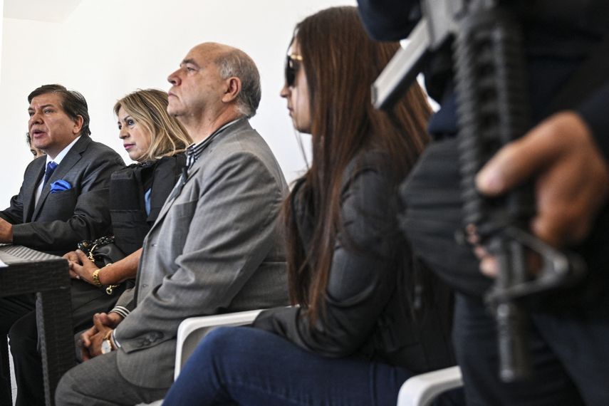 El abogado de la familia del asesinado candidato presidencial Fernando Villavicencio, Luis Fernández, su hermana Patricia Villavicencio, su tía Galo Valencia y su hija Cristina Villavicencio participan en una conferencia de prensa en la que se anunció una demanda contra el gobierno de Ecuador por su asesinato.