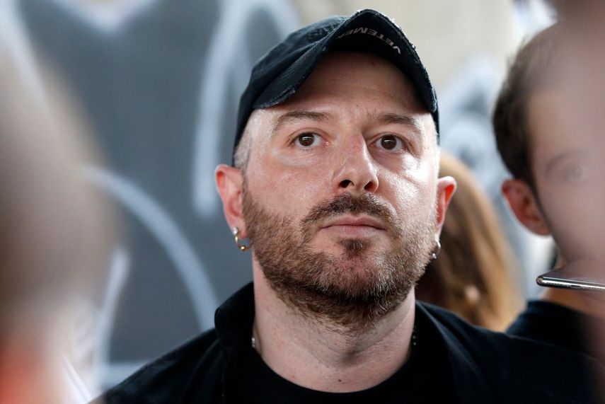 El diseñador de moda, Demna Gvasalia, habla con la gente al final del desfile de su colección Primavera/Verano 2019 para hombre y mujer de Vetements, en París, el 1 de julio de 2018.