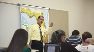 El profesor e historiador Paul George imparte clases en Miami Dade College.