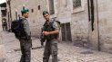 Soldados israelíes vigilan una calle en la milenaria ciudad. Soldados israelíes vigilan una calle en la milenaria ciudad.
