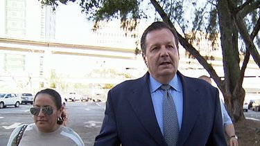 Julio Robaina y su esposa Raiza a la llegada, este lunes, a la Corte, en el Dowtown, donde efrenta un juicio por evasión de impuestos (Alvaro Mata)
