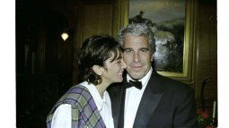 la socialité británica Ghislaine Maxwell y el financista estadounidense Jeffrey Epstein. Imagen sin fecha que fue evidencia de juicio en el Tribunal de Distrito de EEUU para el Distrito Sur de Nueva York. la socialité británica Ghislaine Maxwell y el financista estadounidense Jeffrey Epstein. Imagen sin fecha que fue evidencia de juicio en el Tribunal de Distrito de EEUU para el Distrito Sur de Nueva York.