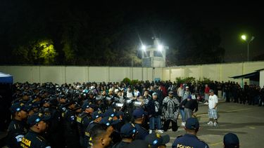 Fotografía publicada por el Ministerio del Interior de Guatemala que muestra a agentes de policía durante una redada en la prisión de Fraijanes II en la Ciudad de Guatemala el 26 de mayo de 2024. &nbsp;