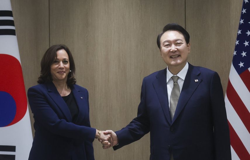 La vicepresidenta de Estados Unidos, Kamala Harris, a la izquierda, y el presidente de Corea del Sur, Yoon Suk Yeol, posan para una foto en una reunión bilateral en Seúl, el jueves 29 de septiembre de 2022.&nbsp;