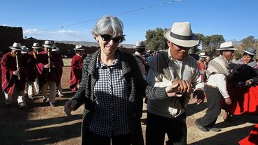 La directora de la Unesco, Irina Bokova (c), baila una danza autóctona durante una visita a la comunidad indígena Callamarka (Bolivia). Por esta comunidad pasa uno de los tramos del Qhapaq Ñan Camino del Inca, el sistema vial andino que fue postulado