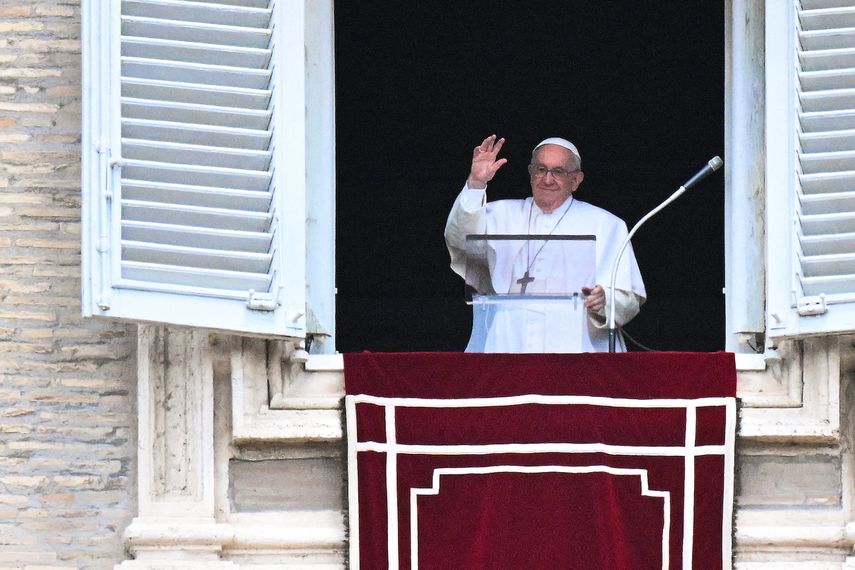 El papa Francisco saluda desde la ventana del palacio apostólico con vista a la plaza de San Pedro durante la oración semanal del Ángelus el 19 de junio de 2022 en el Vaticano. &nbsp;