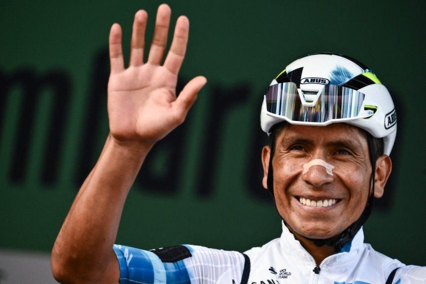 El piloto colombiano del Movistar Team, Nairo Quintana, observa desde el podio de inicio de sesión antes de la 119a edición del Giro di Lombardia (Tour de Lombardía), una carrera ciclista de 238 km desde Como hasta Bérgamo el 11 de octubre de 2025. El ciclista colombiano Nairo Quintana, uno de los ciclistas más exitosos de América Latina y una figura prominente en el pelotón, anunció el 22 de marzo de 2026 que se retirará al final de la temporada 2026.