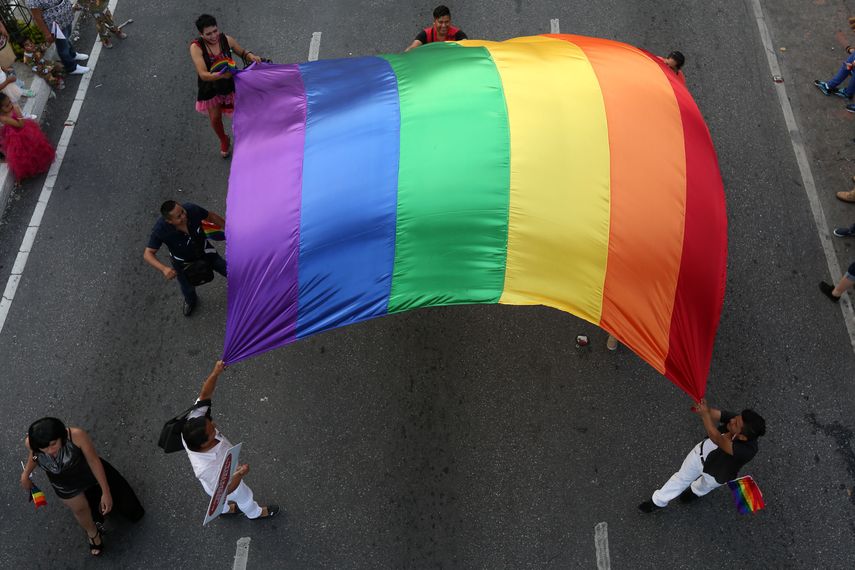 Algunas leyes estatales protegen a la comunidad LGBT, pero por el momento no existe ninguna legislación federal específica, ni tampoco una sentencia al respecto que haya sentado jurisprudencia a nivel nacional.