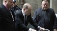 Harvey Weinstein, en el centro, dale de una audiencia en la corte el mi&eacute;rcoles 11 de diciembre del 2019 en Nueva York. Un juez increment&oacute; la fianza de Weinstein de un mill&oacute;n de d&oacute;lares a 5 millones por denuncias de que viol&oacute; las condiciones de su libertad vigilada al manejar mal su monitor electr&oacute;nico de tobillo.&nbsp;