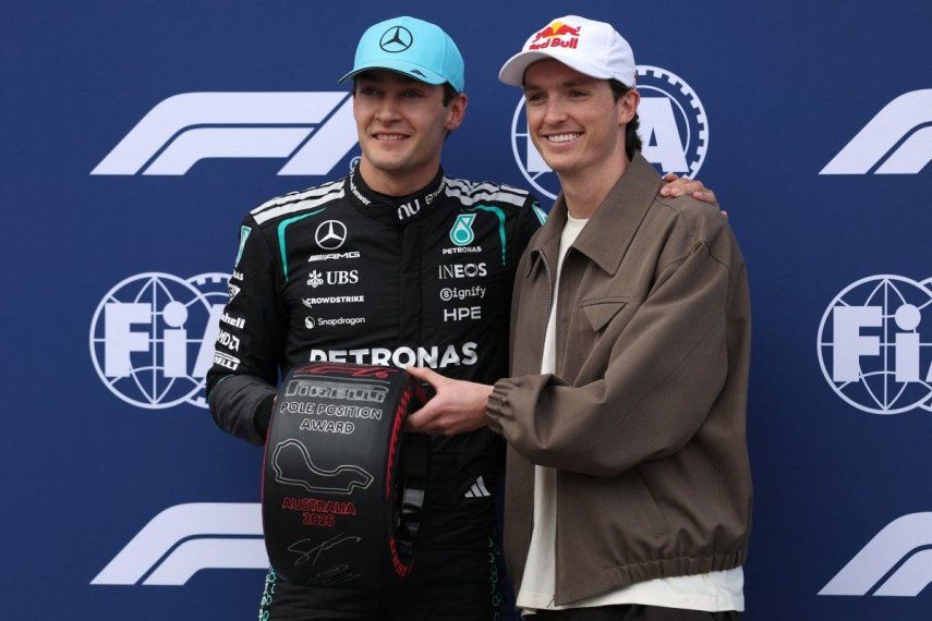 El piloto británico de Mercedes, George Russell (izq.), recibe su premio Pirelli Pole Position de manos del snowboarder australiano Scotty James en el escenario después de clasificar para el Gran Premio de Australia de Fórmula Uno en el Circuito Albert Park en Melbourne el 7 de marzo de 2026.&nbsp;