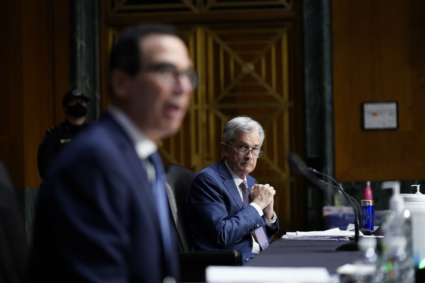 El presidente de la Reserva Federal, Jerome Powell (Der.) escucha las declaraciones del secretario del Tesoro, Steven Mnuchin, ante la Comisión Bancaria del Senado. &nbsp;