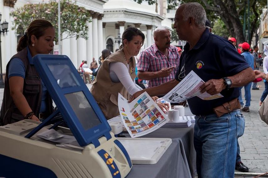 A una semana de las elecciones, la mayoría de los sondeos refleja una ventaja hacia los candidatos de la MUD (EFE)