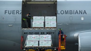 Miembros de la Fuerza Aérea de Colombia descargan 2.5 millones de dosis de la vacuna COVID-19 Janssen donada por Estados Unidos, en el Aeropuerto Internacional El Dorado, en Bogotá el 01 de julio de 2021.