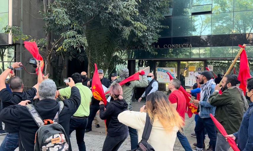 Militantes de organizaciones procastristas en las inmediaciones de la embajada de la isla en la capital mexicana, este 21 de noviembre de 2022.&nbsp;