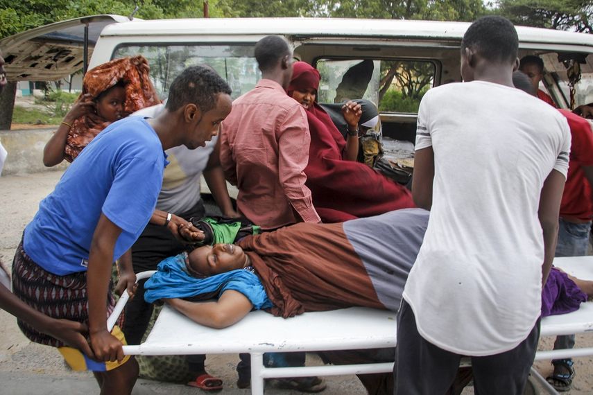 Trabajadores m&eacute;dicos y otros somal&iacute;es ayudan a una mujer que result&oacute; herida cuando un coche bomba explot&oacute; frente al Hotel Elite, el domingo 16 de agosto de 2020, en Mogadiscio, Somalia.&nbsp;