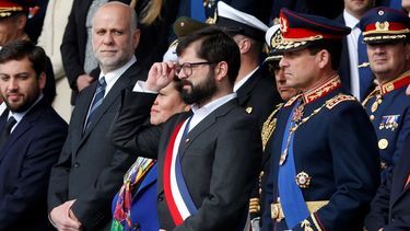 El presidente de Chile, Gabriel Boric, se sube los anteojos. 