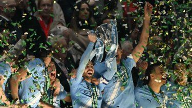 El centrocampista portugués del Manchester City, Bernardo Silva, número 20, levanta el trofeo mientras los jugadores del City celebran tras la final de la Copa de la Liga inglesa entre el Arsenal y el Manchester City en el estadio de Wembley en Londres el 22 de marzo de 2026. El City ganó el partido 2-0.