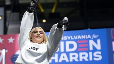 Lady Gaga cantó en el acto de cierre de campaña de Joe Biden.