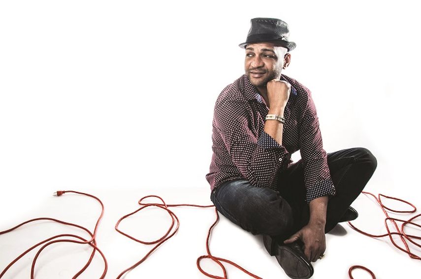 El cantautor cubano Descemer Bueno, que recientemente les cantó a los enamorados, asegura que el escenario transforma su timidez y aleja sus miedos (JJBLANCO)