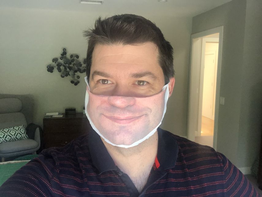 El director de cine estadounidense Christopher Miller con una mascarilla de su creaci&oacute;n.&nbsp;
