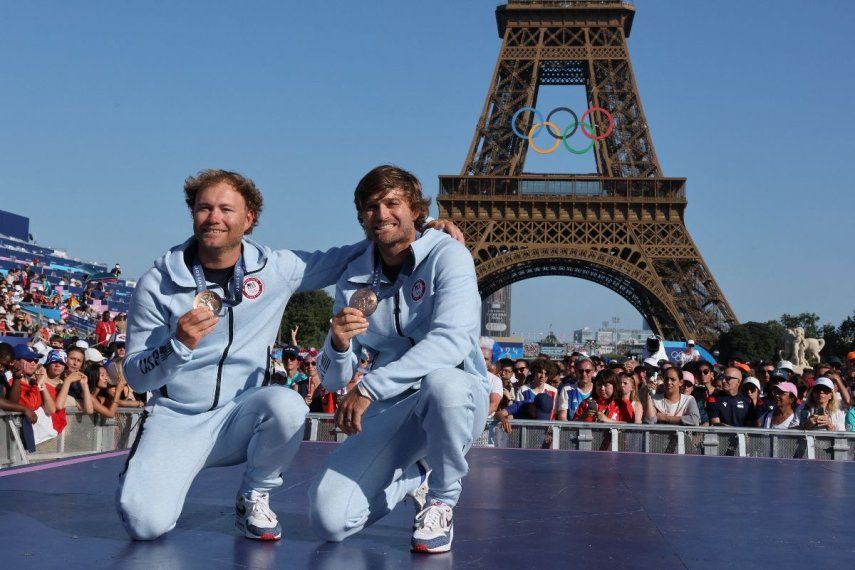 El dúo estadounidense Ian Barrows (izq.) y Hans Henken, con medalla de bronce en el evento masculino de skiff 49er, posa en el Champions Park en Trocadero durante los Juegos Olímpicos de París 2024 en París el 5 de agosto de 2024.&nbsp;