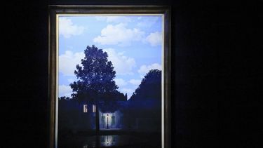 La pintura El imperio de la luz (LEmpire des lumieres), de René Magritte, se exhibe durante una vista previa de prensa para la Semana Marquee de Otoño 20/21 de Christie en Nueva York, el 8 de noviembre de 2024.