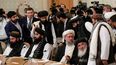 Miembros de la delegación de talibanes, incluido el viceprimer ministro Abdul Salam Hanafi (centro), asisten a una conferencia internacional sobre Afganistán en Moscú el 20 de octubre de 2021.
