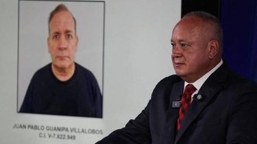 Imagen difundida por el Ministerio del Interior y Justicia de Venezuela que muestra a Diosdado Cabello hablando sobre el arresto del miembro de la oposición Juan Pablo Guanipa, durante una conferencia de prensa en Caracas el 23 de mayo de 2025.