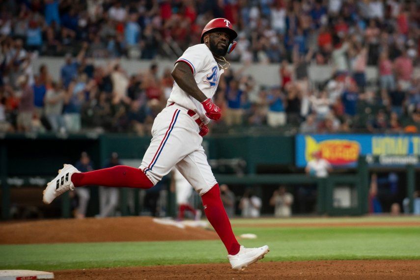 El cubano Adolis García, de los Rangers de Texas, trota alrededor de las bases después de batear un cuadrangular solitario en la parte baja de la séptima entrada, en el juego de béisbol en contra de los Astros de Houston, en Arlington, Texas, el lunes 3 de julio de 2023.&nbsp;