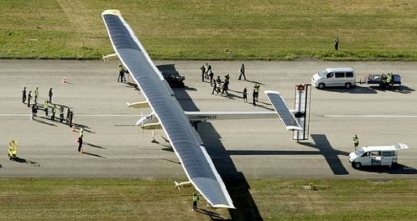 Este nuevo tramo sólo es comparable al que realizó el año pasado el otro ingeniero que desarrolló el proyecto, André Borschberg, cuando sobrevoló el Océano Pacífico durante cinco días y sus noches, batiendo un nuevo récord y demostrando que el avión es