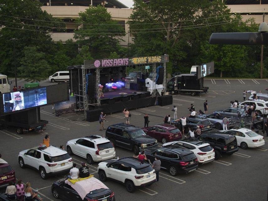 Escena en el estacionamiento del Westfield Garden State Plaza, un mall de Paramus, Nueva Jersey, donde la gente pod&iacute;a disfrutar un espect&aacute;culo de travestis desde su auto.&nbsp;