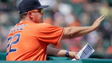 El venezolano Omar López otorga indicaciones a los jugadores de los Astros de Houston, mientras realiza su trabajo de Coach. El oriundo de Valencia, dirigirá a la selección de Venezuela en el Clásico Mundial de Béisbol