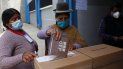 Una mujer aymara con una máscara en medio de la pandemia de coronavirus espera para emitir su voto en un colegio electoral durante las elecciones regionales en El Palomar, Bolivia, el domingo 7 de marzo de 2021. Una mujer aymara con una máscara en medio de la pandemia de coronavirus espera para emitir su voto en un colegio electoral durante las elecciones regionales en El Palomar, Bolivia, el domingo 7 de marzo de 2021.