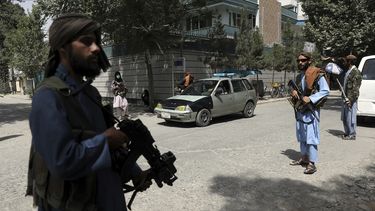 Combatientes talibanes hacen guardia en un puesto de control en el vecindario de Wazir Akbar Khan, en Kabul, el 18 de agosto de 2021.&nbsp;