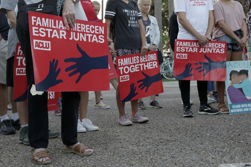 En esta foto del 30 de junio de 2019, manifestantes protestan la separación de familias en la frontera EEUU-México, en el parque Alice Hope Wilson en Brownsville, Texas .