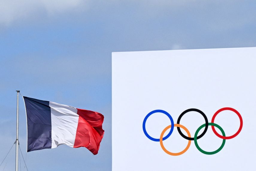 La bandera nacional francesa aparece cerca de los anillos olímpicos en La Concorde en París, el 23 de julio de 2024, antes de los Juegos Olímpicos de París 2024.