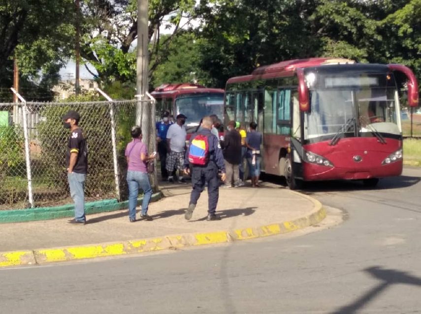 Los dirigentes del PSUV en las regiones organizaron el traslado de electores con camiones y autobuses.&nbsp;&nbsp;