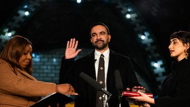 El alcalde electo de Nueva York, Zohran Mamdani (centro), pone su mano sobre un Corán mientras es juramentado por la fiscal general de Nueva York, Letitia James (izquierda), y su esposa, Rama Duwaji, observa en Nueva York, el 1 de enero de 2026.