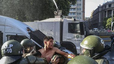 Un manifestante es detenido por la policía durante una protesta contra el presidente Sebastián Piñera exigiendo su renuncia en Santiago de Chile, el miércoles 18 de noviembre de 2020