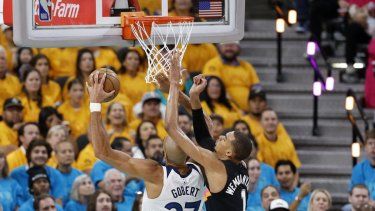 Rudy Gobert #27 de los Minnesota Timberwolves se enfrenta a Victor Wembanyama #1 de los San Antonio Spurs durante el primer cuarto