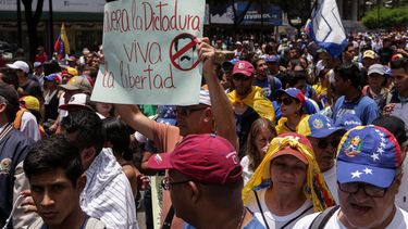Opositores venezolanos manifiestan el jueves 20 de abril de 2017 en Caracas