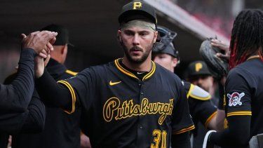 El lanzador Paul Skenes, de los Piratas de Pittsburgh, saluda a sus compañeros antes del inicio de un encuentro, el 24 de septiembre de 2025.